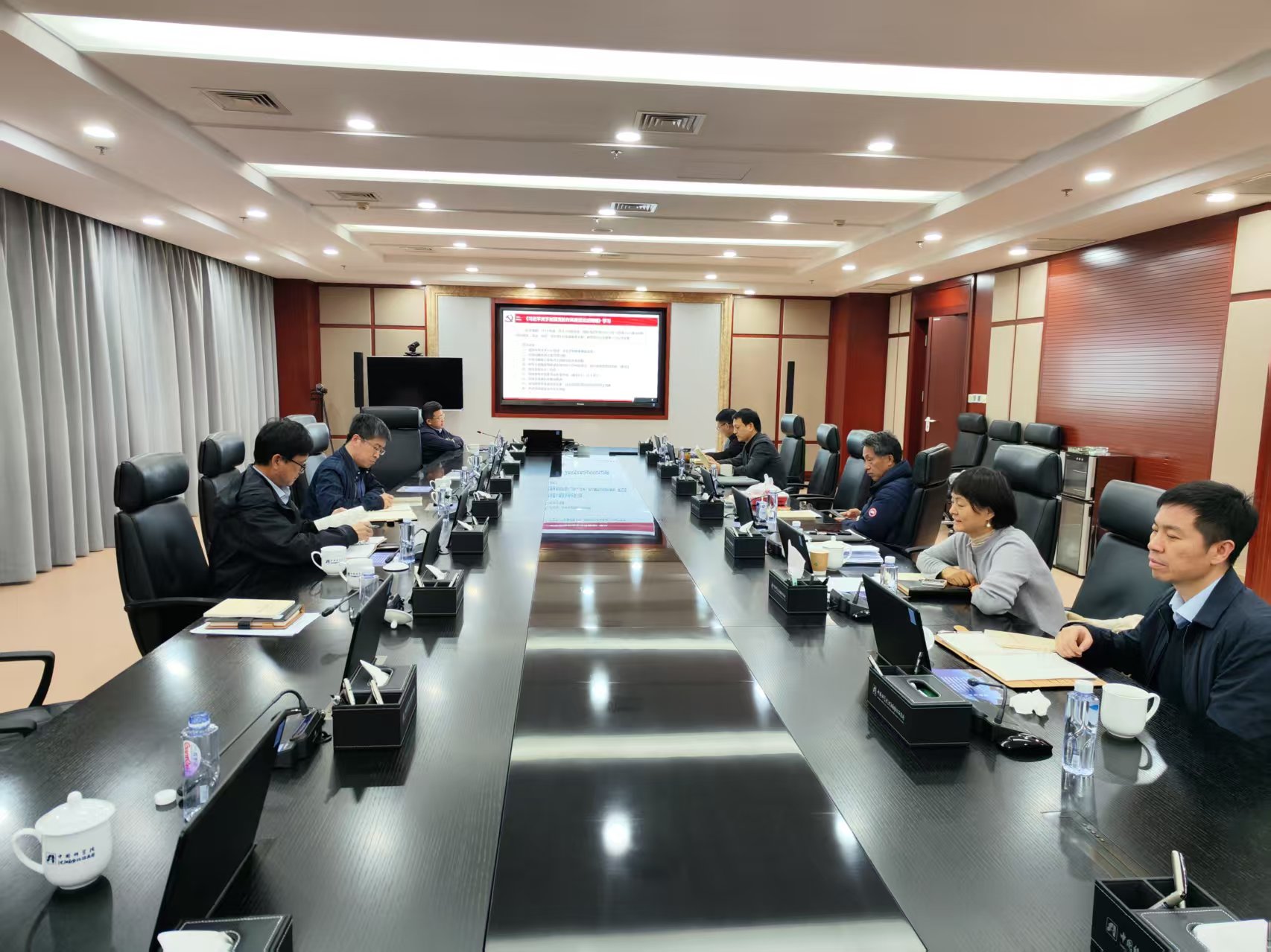 所党委理论学习中心组开展深入贯彻中央八项规定精神学习教育专题学习